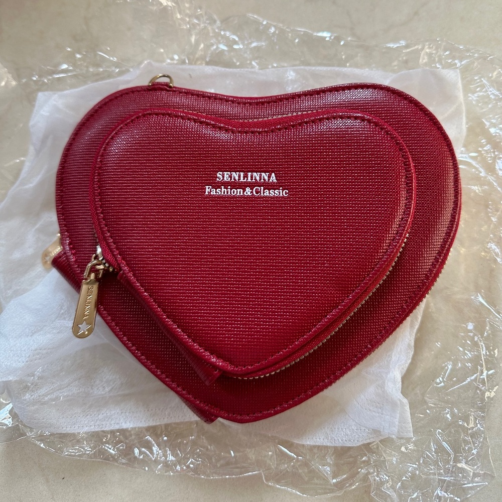 NWOT Heart Crossbody Purse